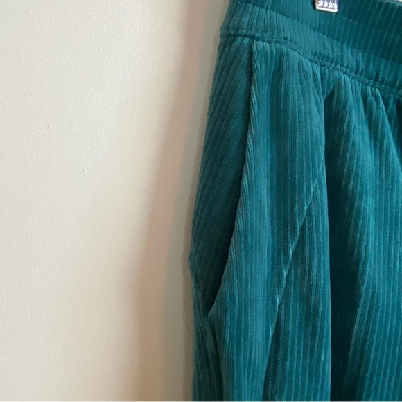 NWT Lululemon Scuba Mid-Rise Wide-Leg Crop Velvet Cord Storm Teal - Picture 7 of 9